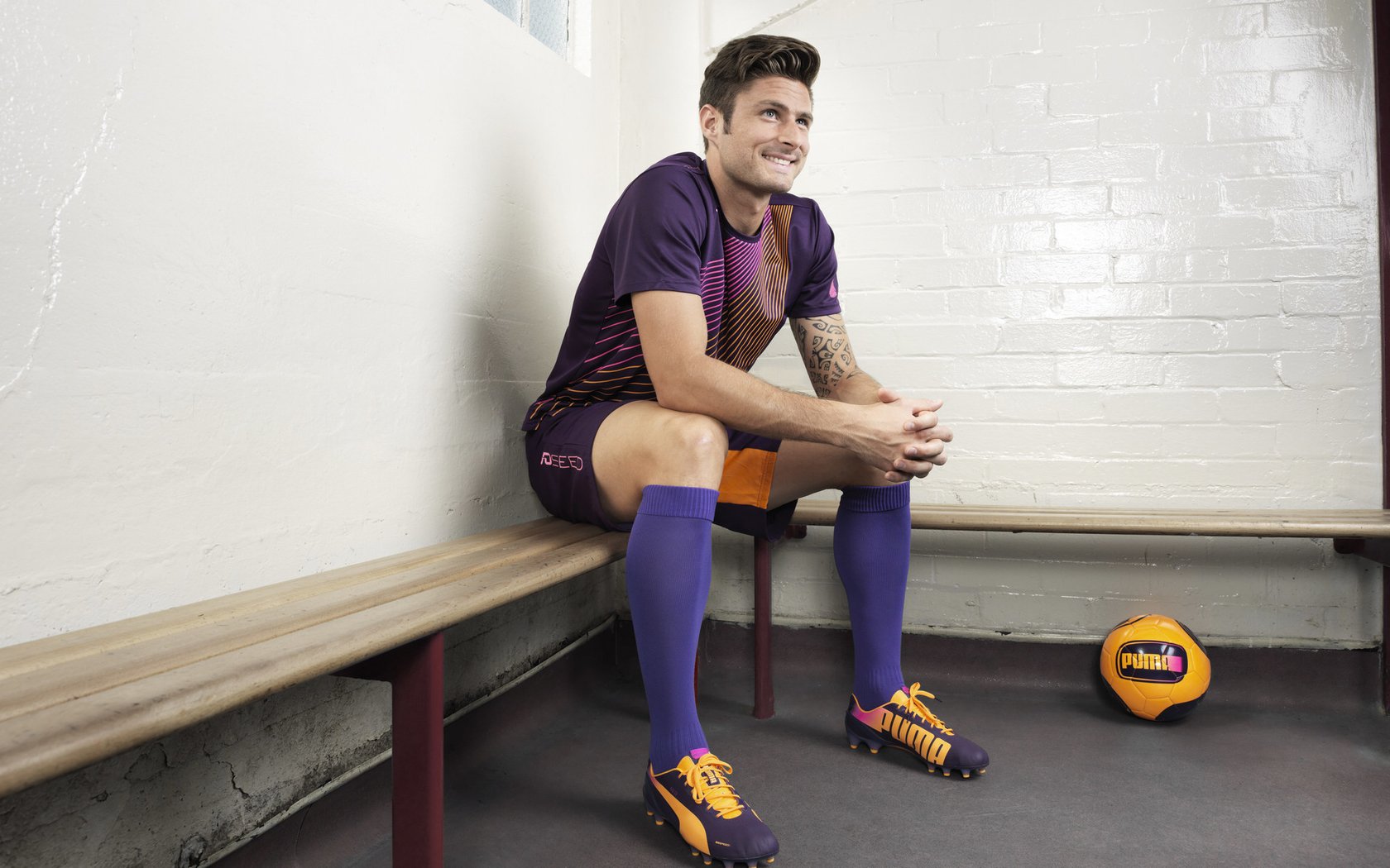 跨界合作:足球与科技、娱乐的结合新模式,足球跨球基本技术要领